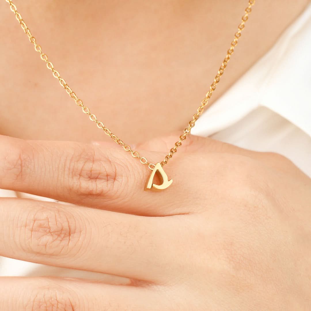 Collier avec initiale minuscule