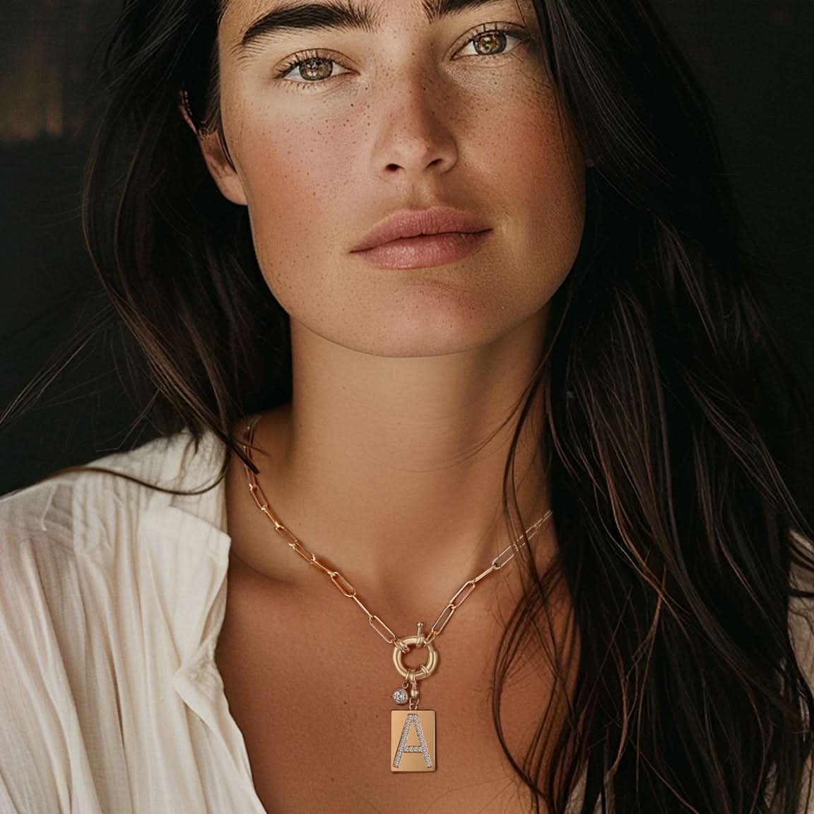 Collier pendentif avec initiale pavé et chaîne maille papier