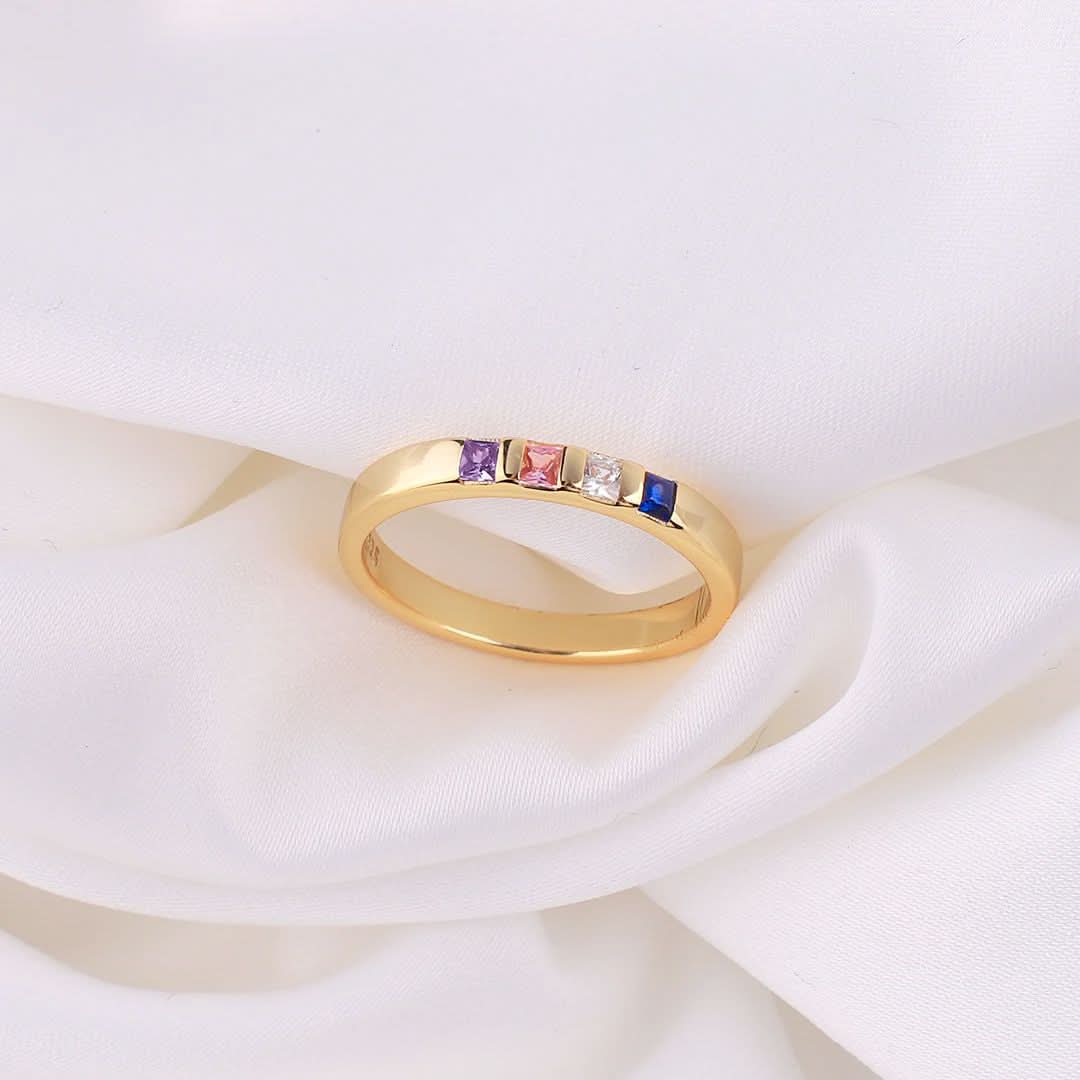 Bague avec pierre de naissance taille princesse