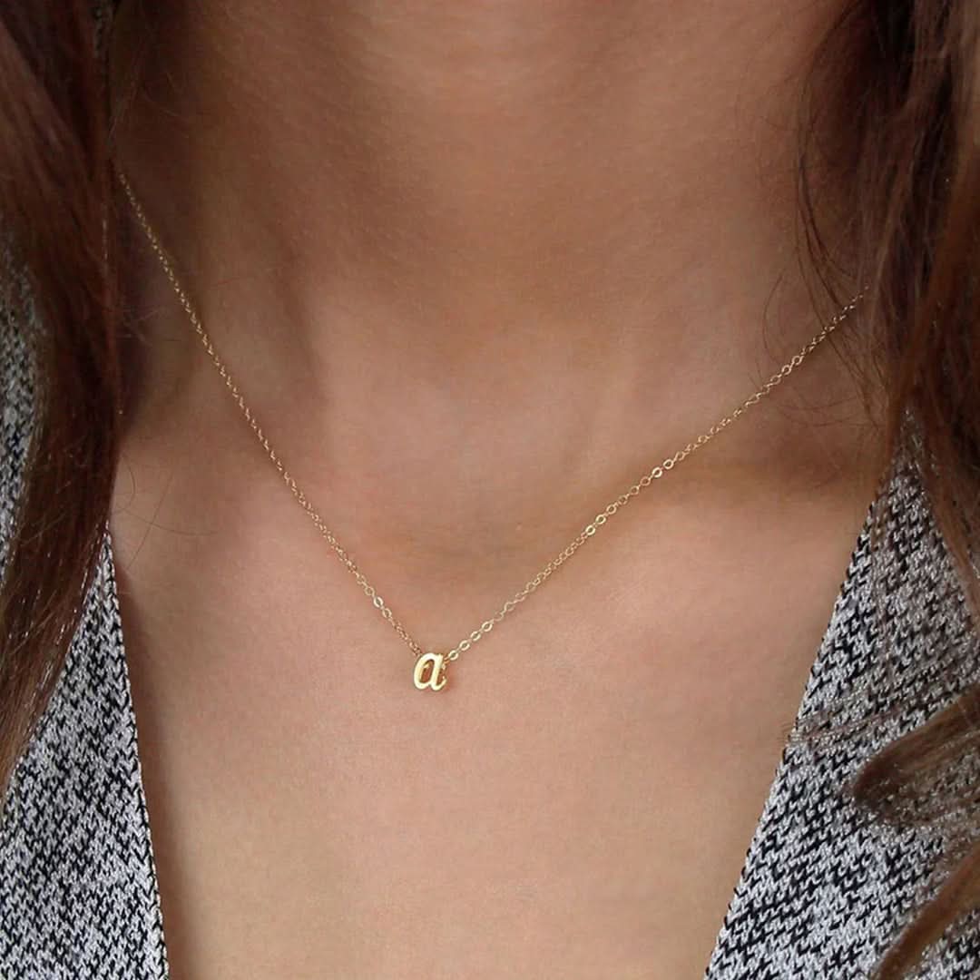 Collier avec initiale minuscule