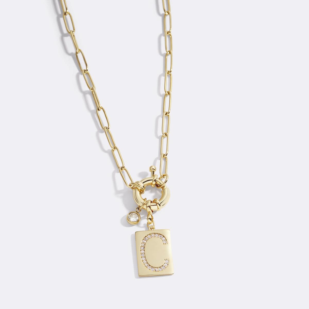 Collier pendentif avec initiale pavé et chaîne maille papier