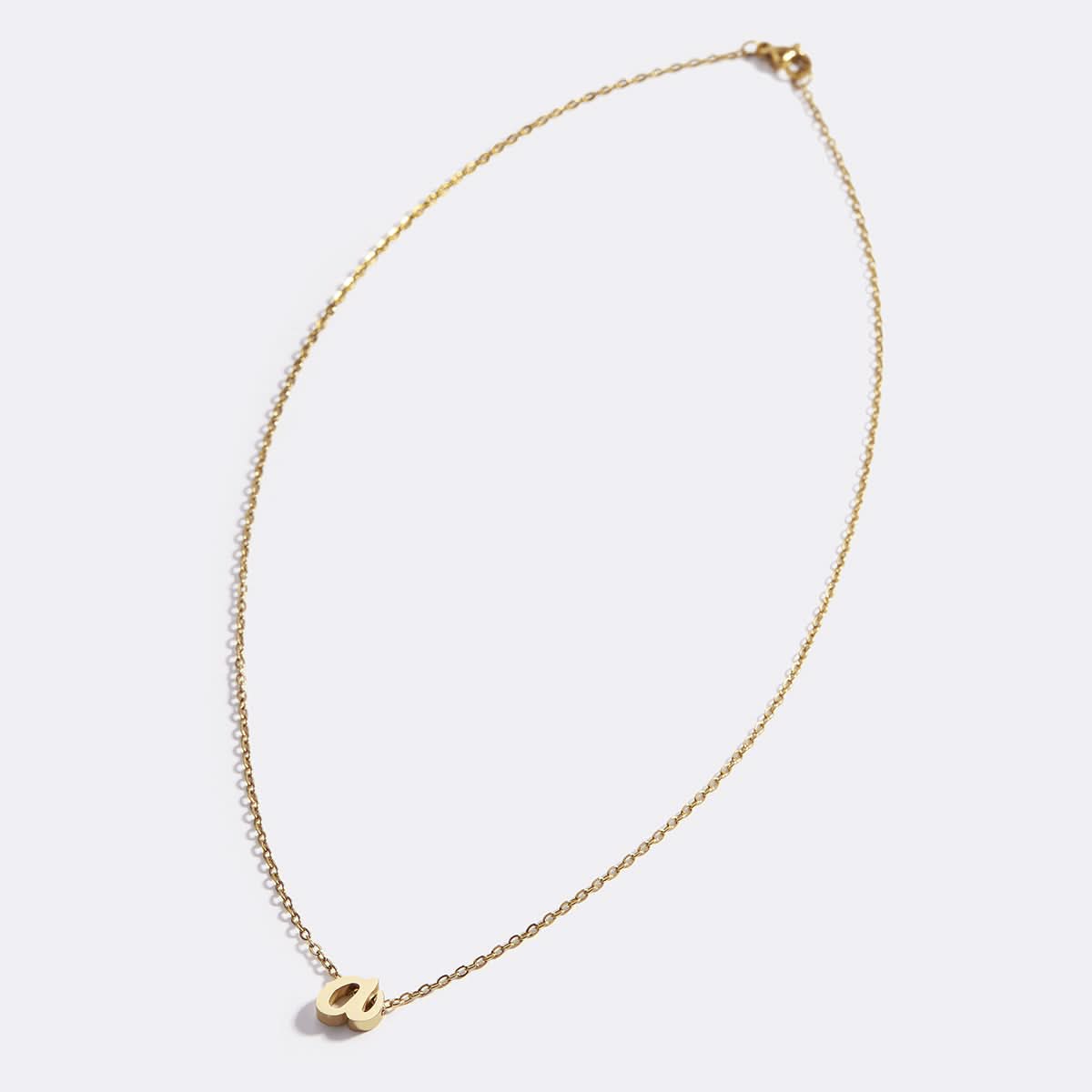 Collier avec initiale minuscule