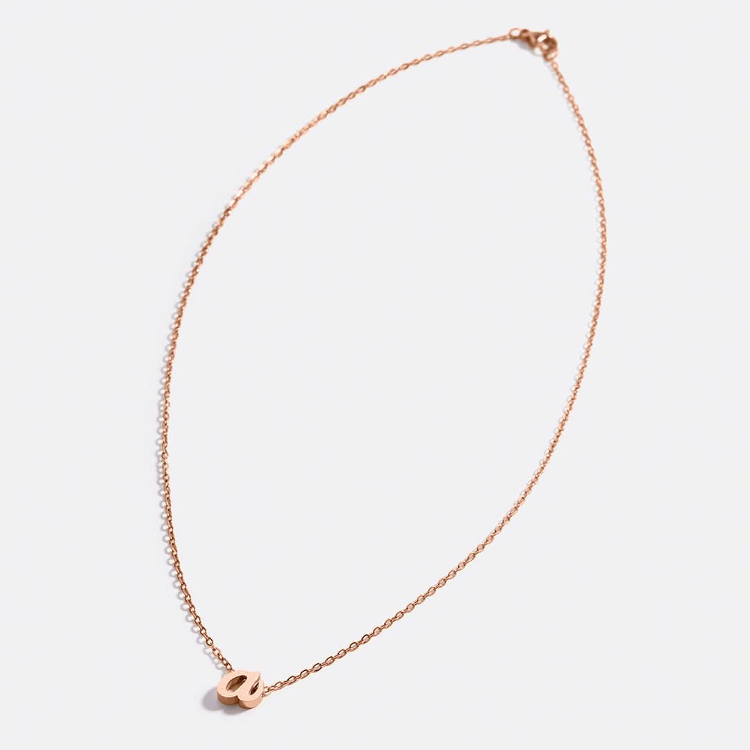 Collier avec initiale minuscule