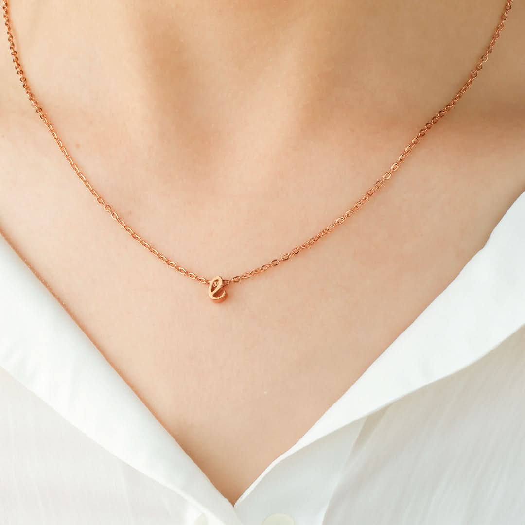 Collier avec initiale minuscule