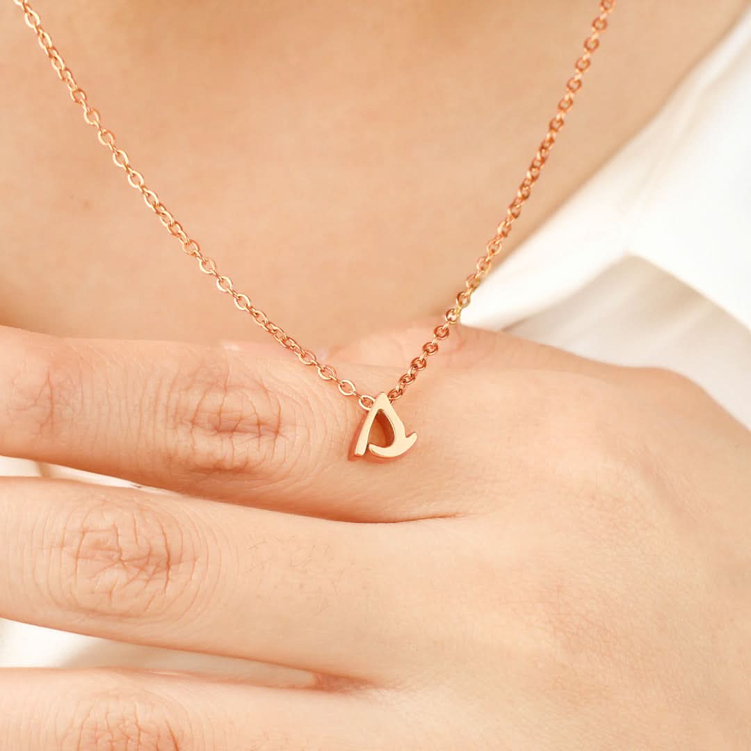 Collier avec initiale minuscule