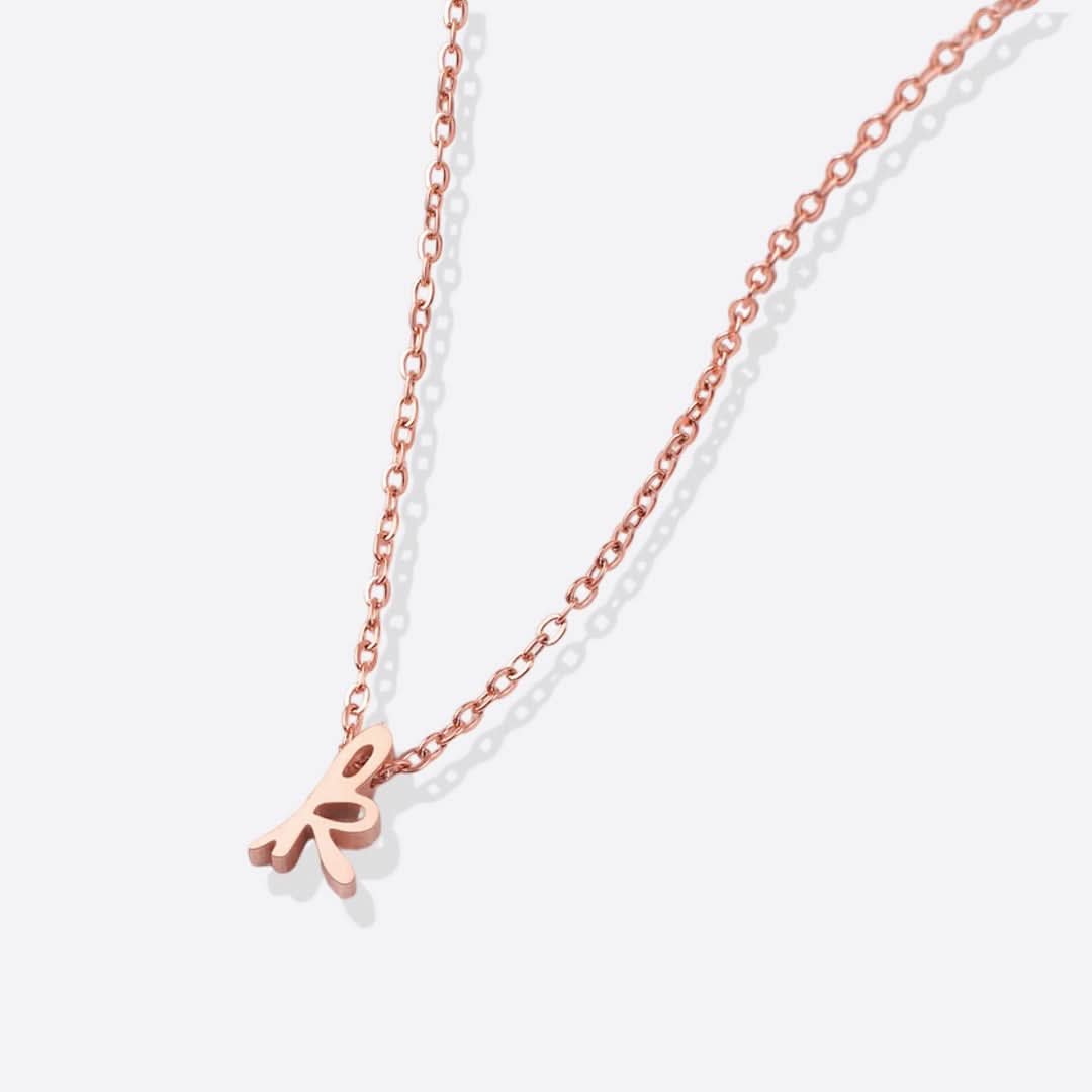 Collier avec initiale minuscule