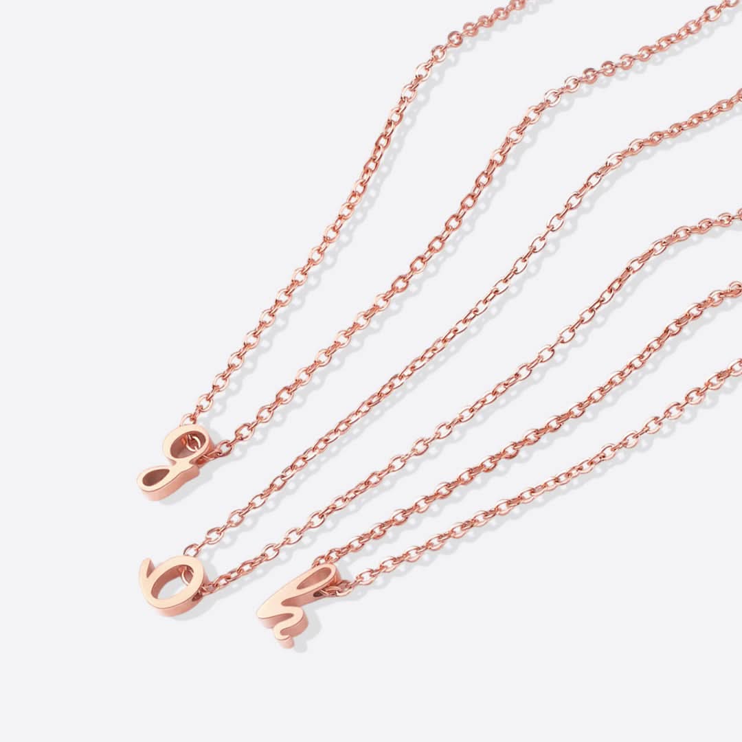 Collier avec initiale minuscule