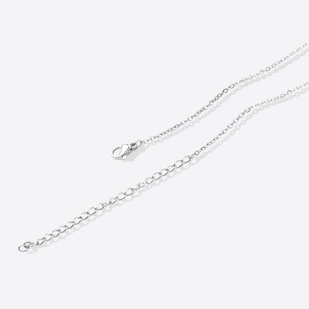 Collier avec initiale minuscule