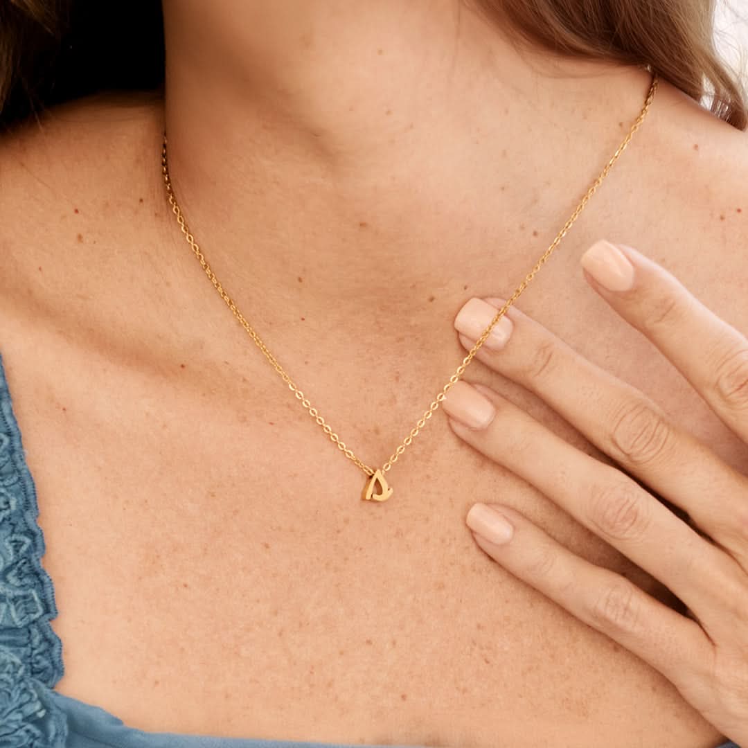 Collier avec initiale minuscule