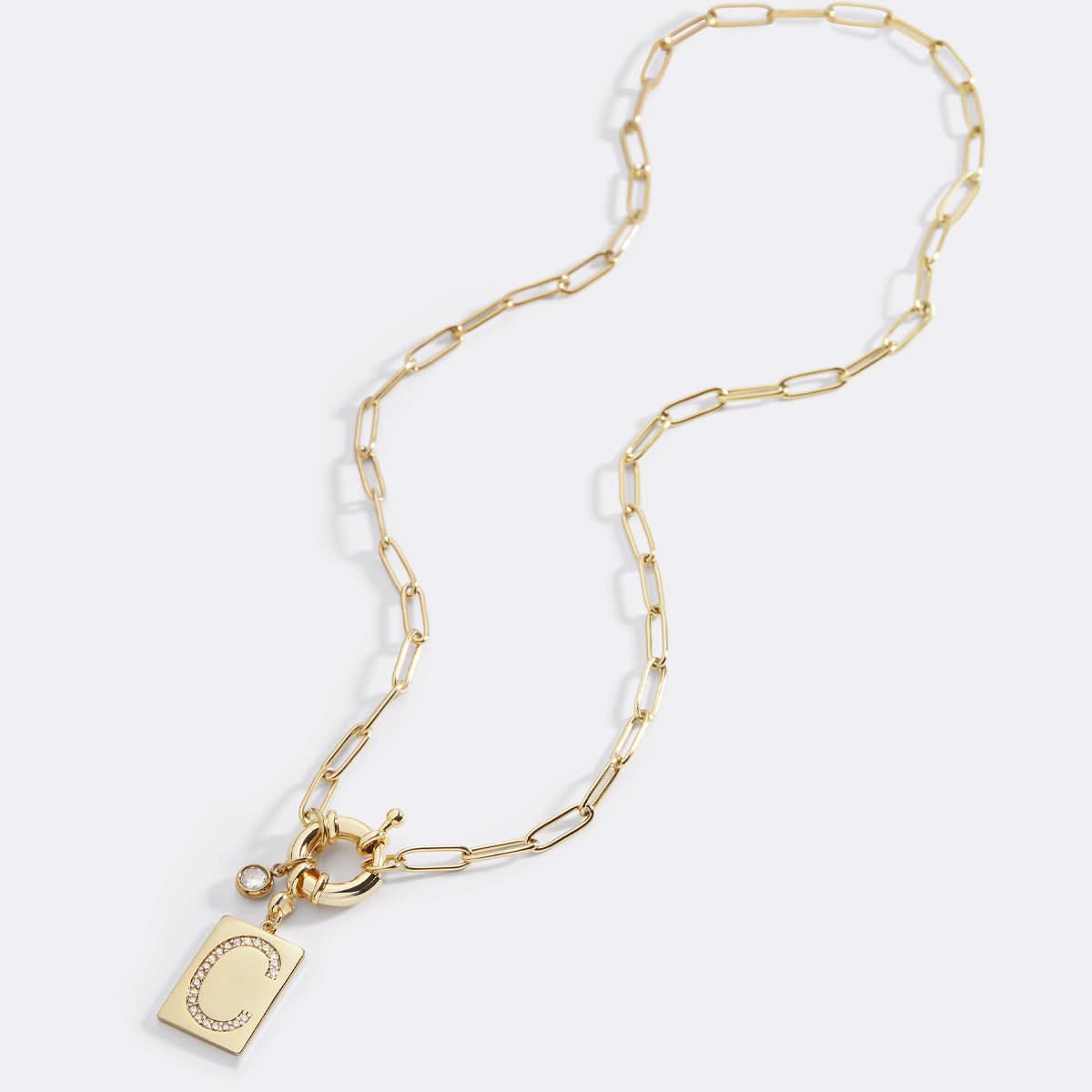 Collier pendentif avec initiale pavé et chaîne maille papier