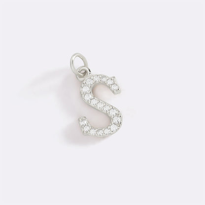 Charm con iniziale pavé delicato