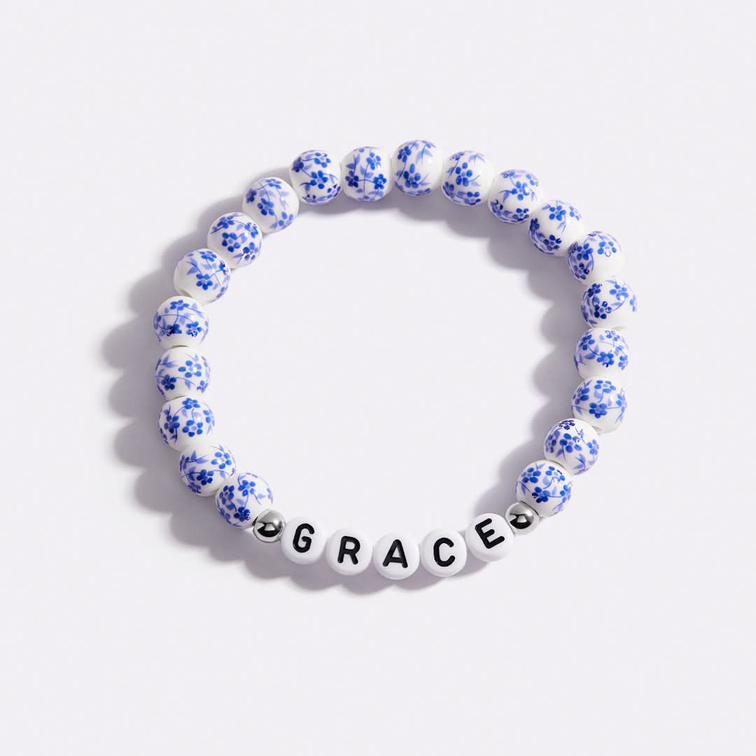 Bracelet de perles florales en porcelaine bleue avec nom personnalisé