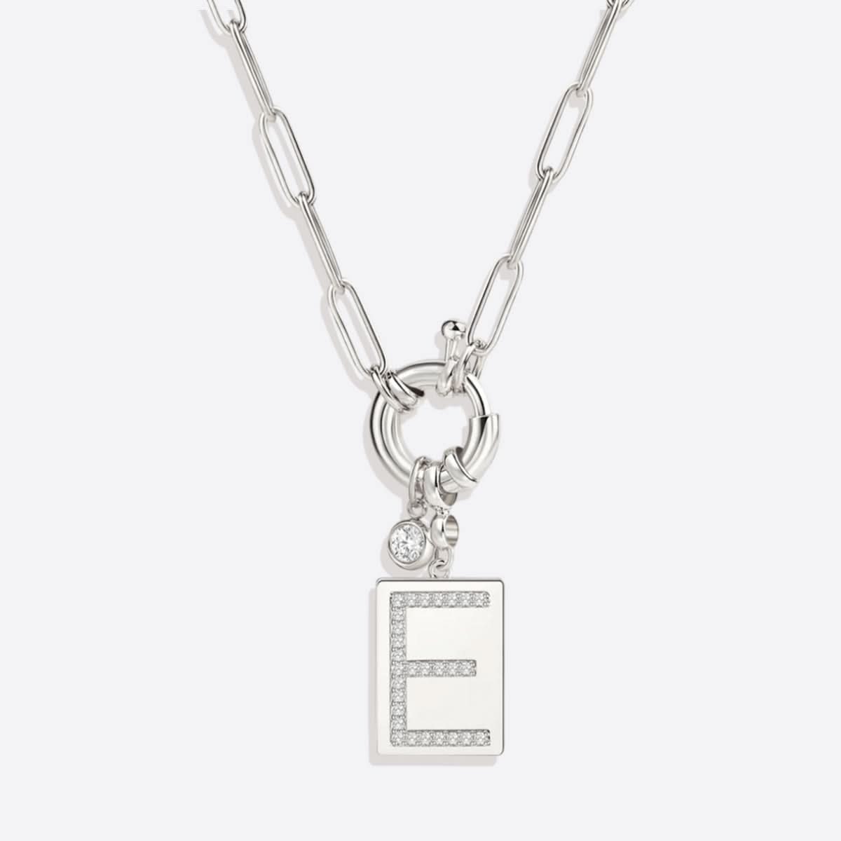 Collier pendentif avec initiale pavé et chaîne maille papier