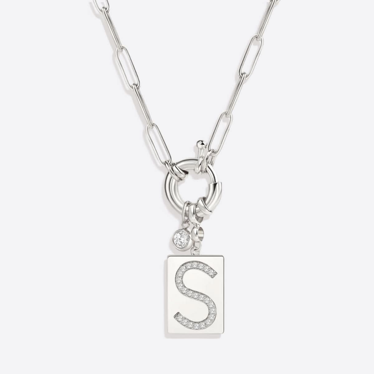 Collier pendentif avec initiale pavé et chaîne maille papier