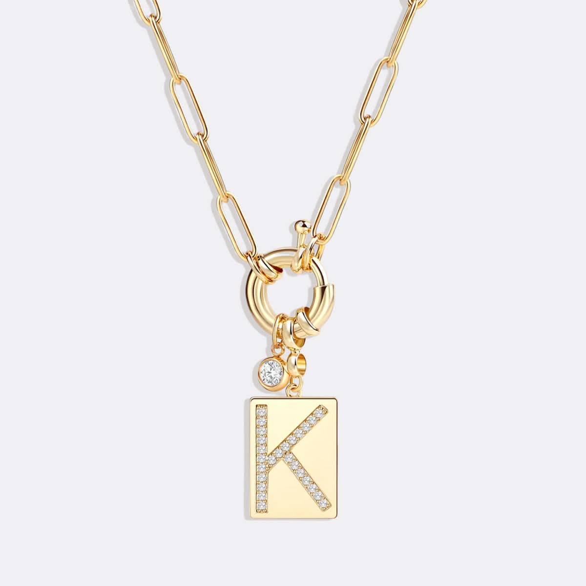 Collier pendentif avec initiale pavé et chaîne maille papier