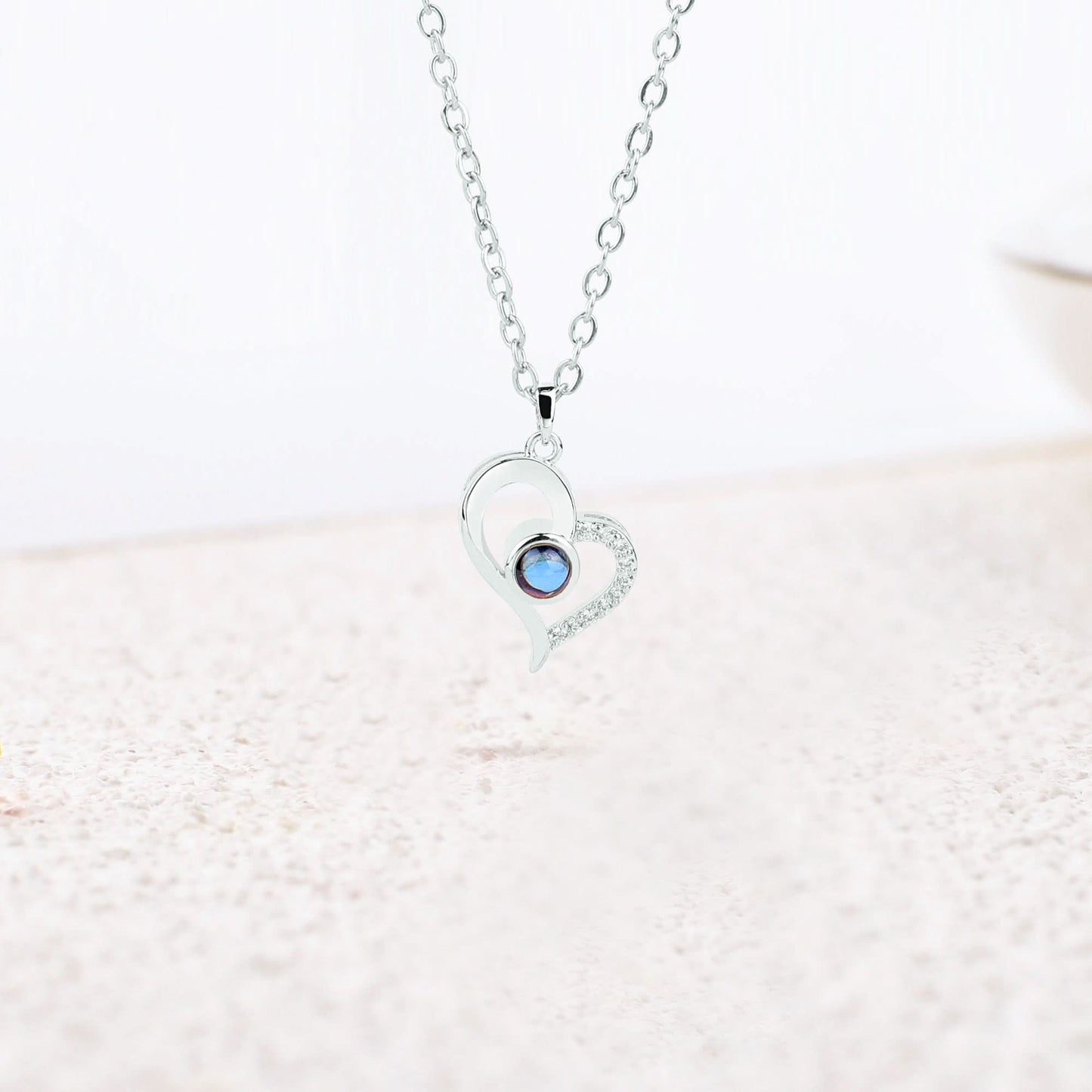 Collier photo demi-pavé en forme de cœur