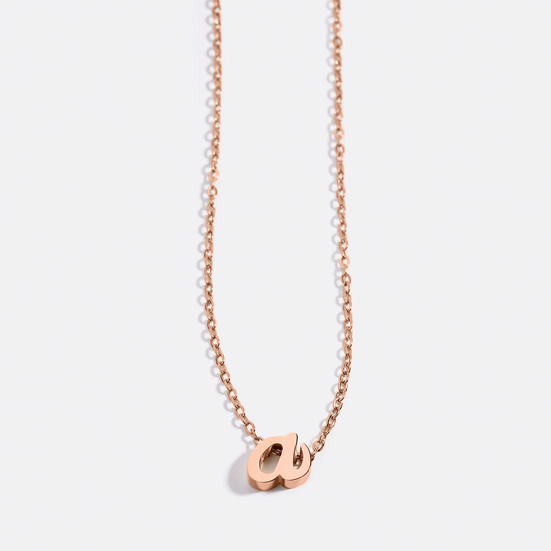 Collier avec initiale minuscule
