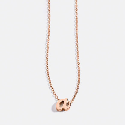 Collier avec initiale minuscule