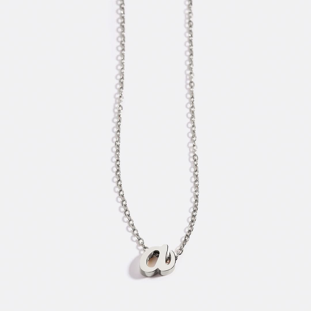 Collier avec initiale minuscule