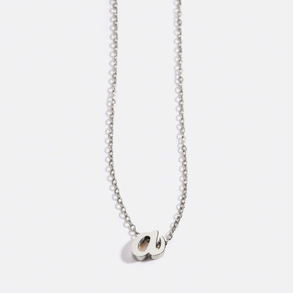 Collier avec initiale minuscule