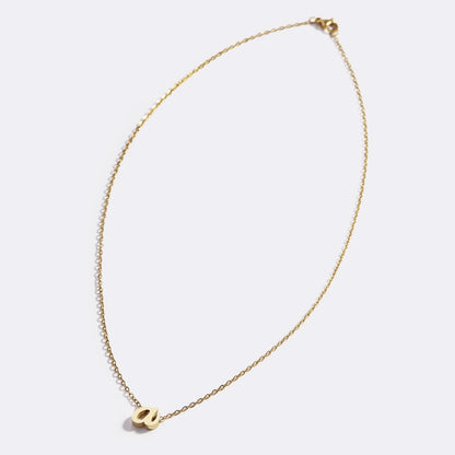 Collier avec initiale minuscule