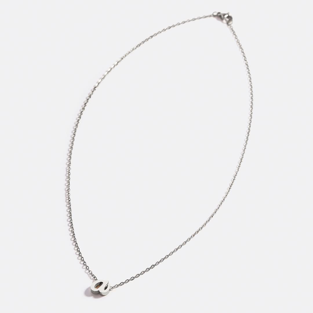 Collier avec initiale minuscule