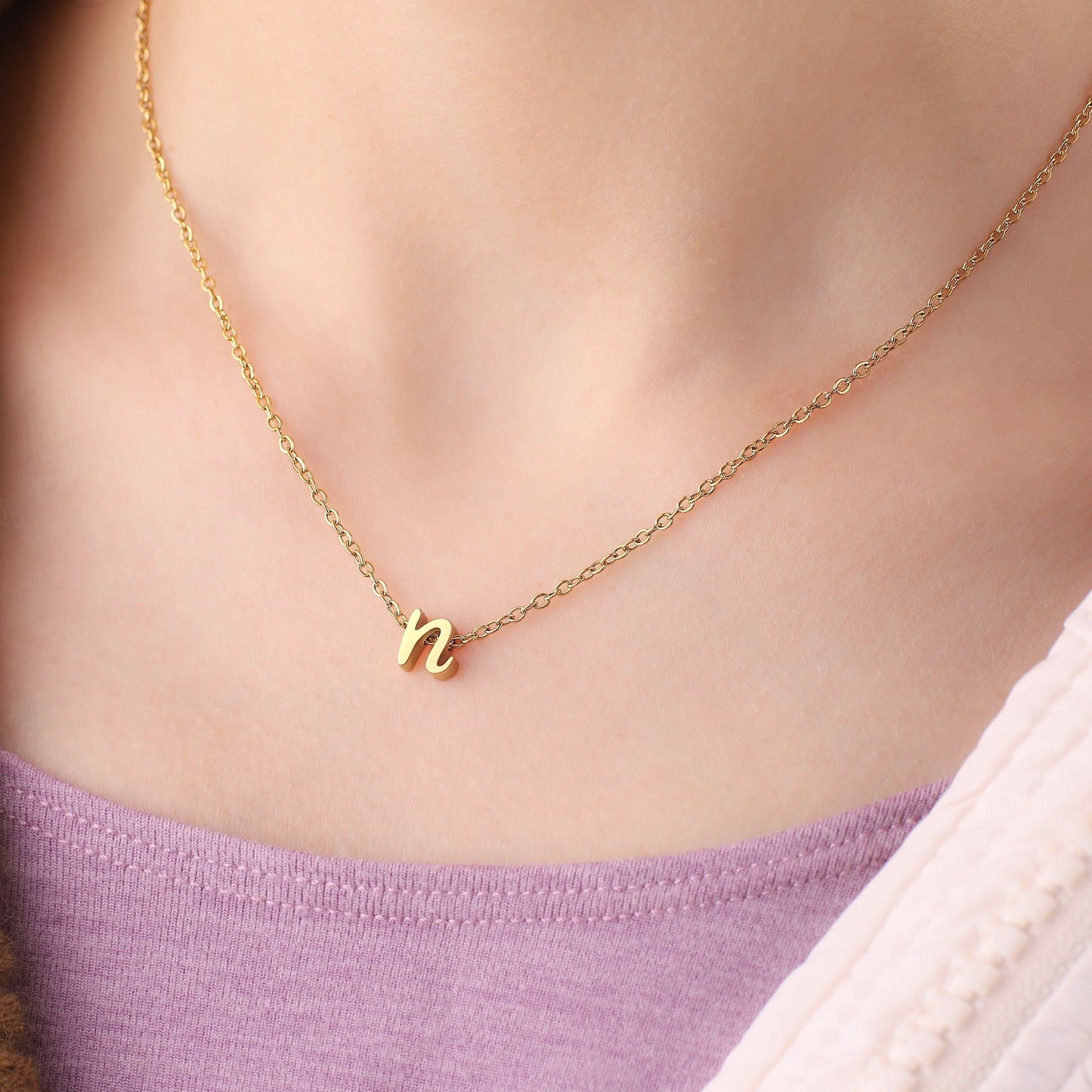 Collier avec initiale minuscule