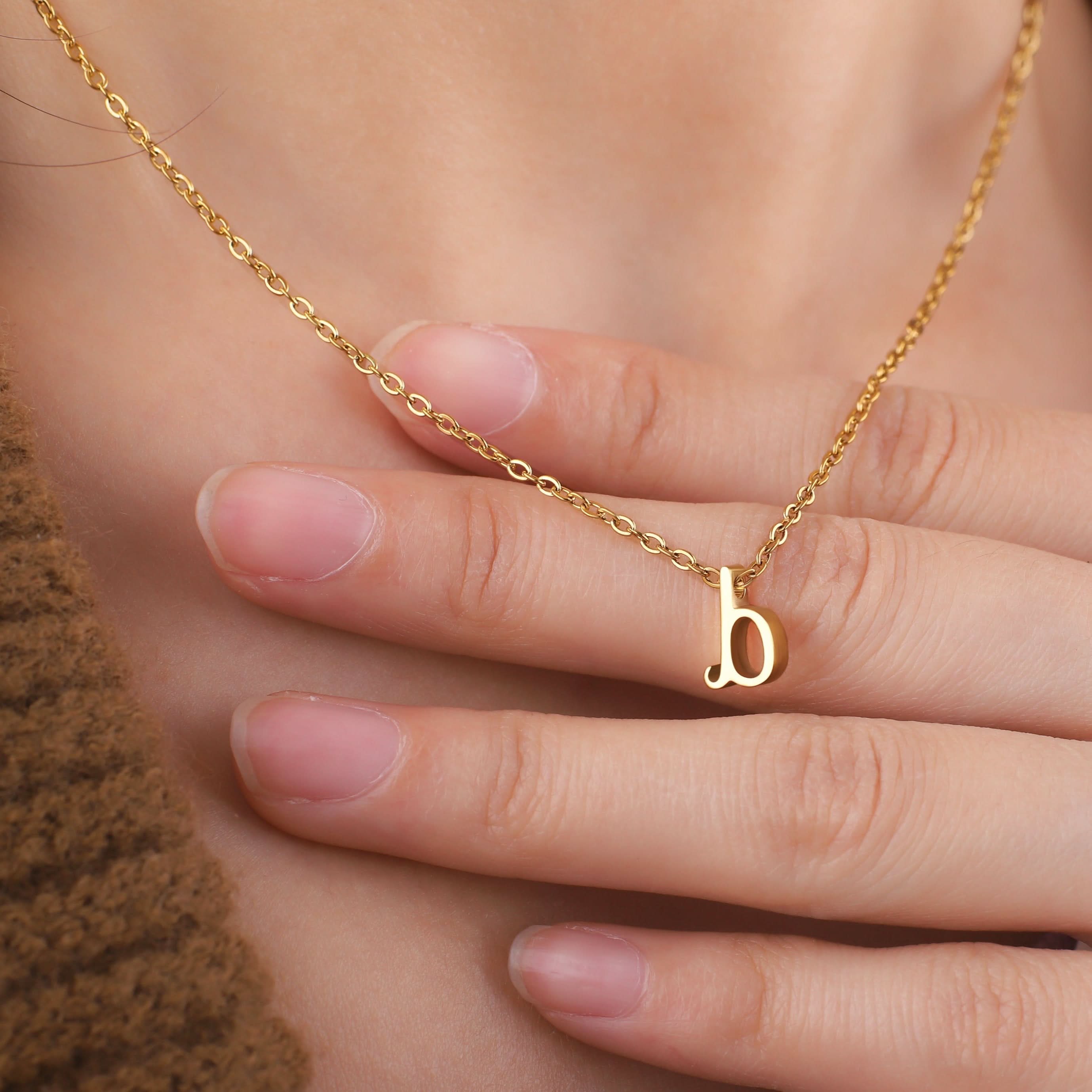 Collier avec initiale minuscule