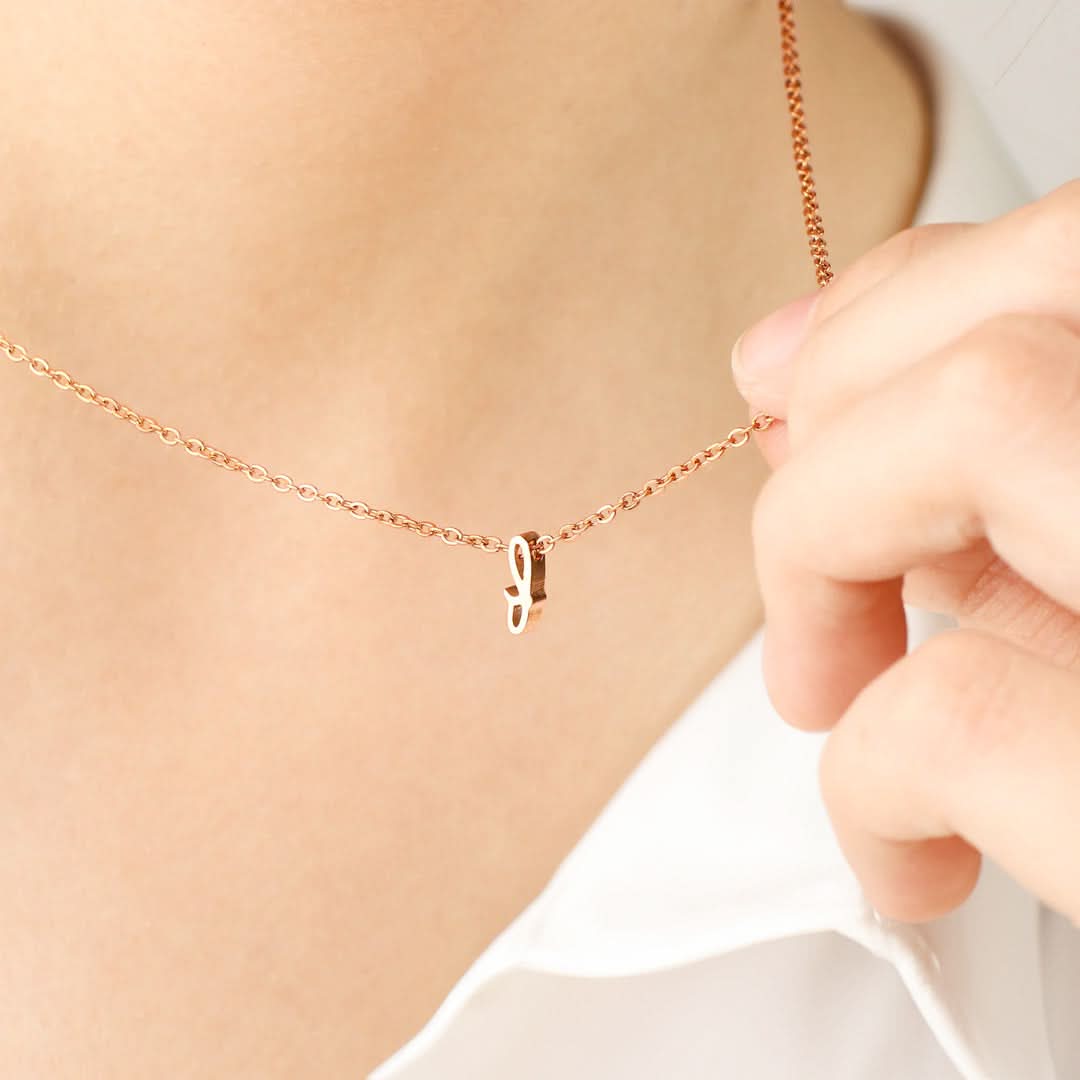 Collier avec initiale minuscule