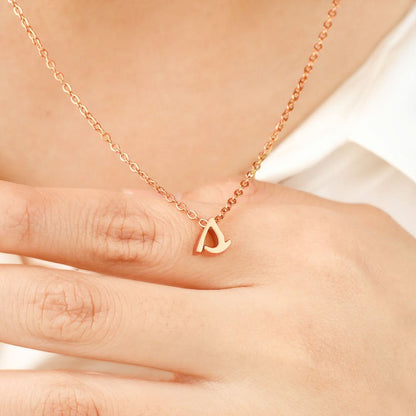 Collier avec initiale minuscule