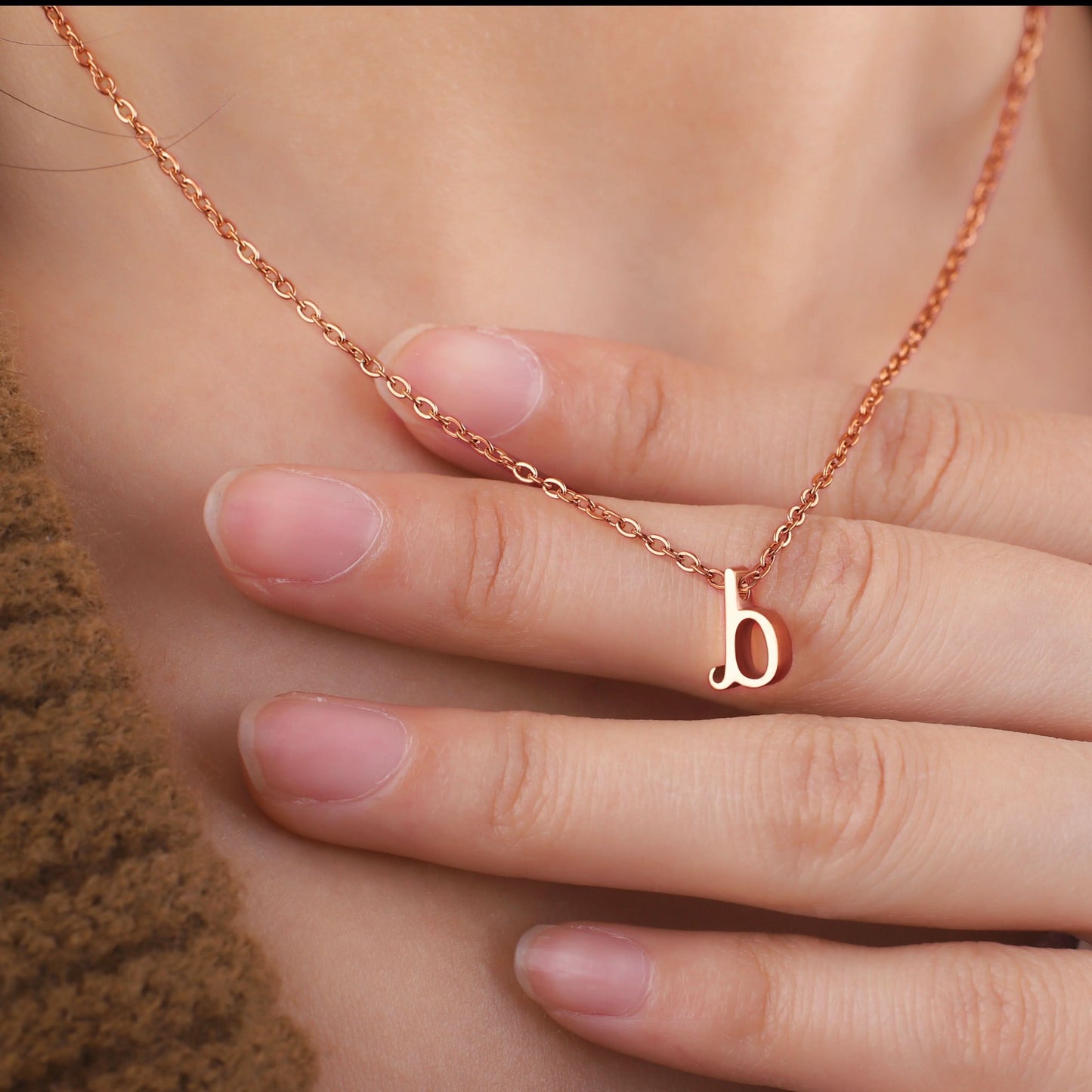 Collier avec initiale minuscule