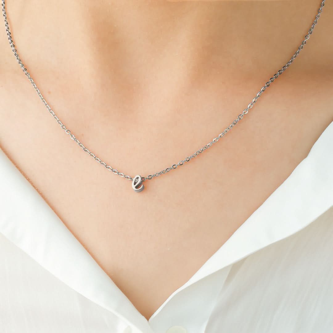 Collier avec initiale minuscule