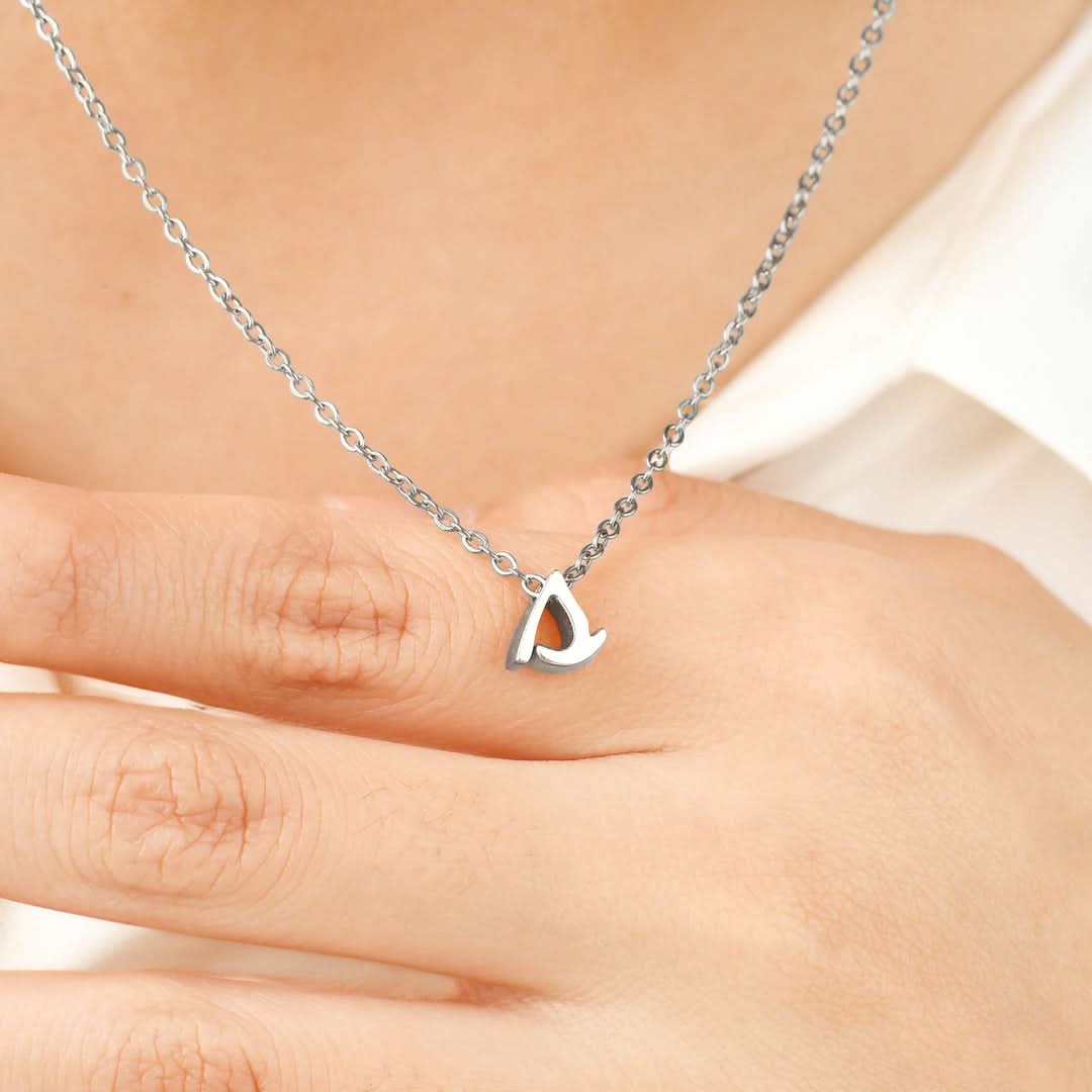 Collier avec initiale minuscule