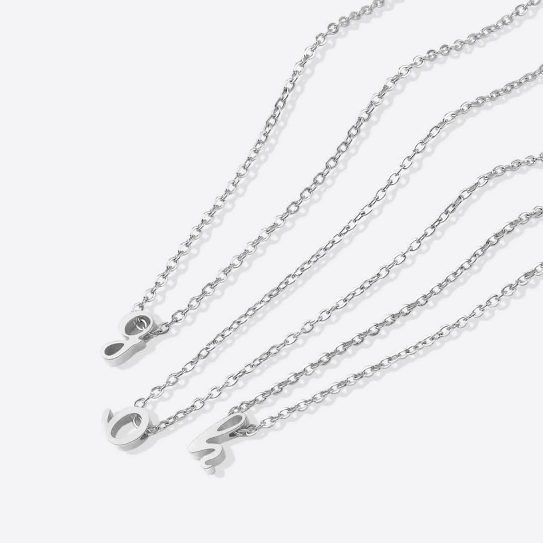 Collier avec initiale minuscule